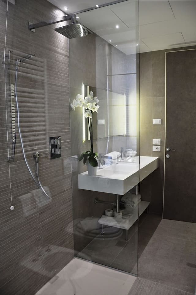 Round Suite with Hot Tub