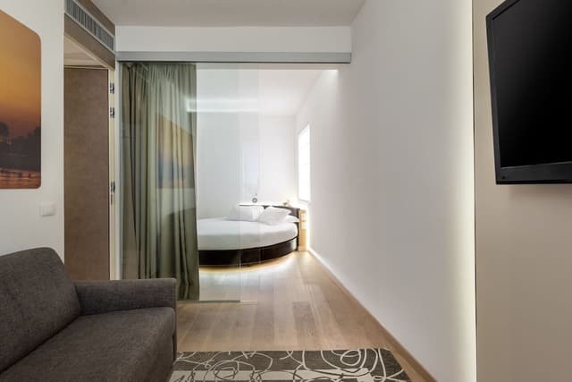 Round Suite with Hot Tub