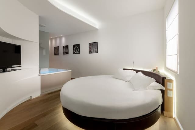 Round Suite with Hot Tub