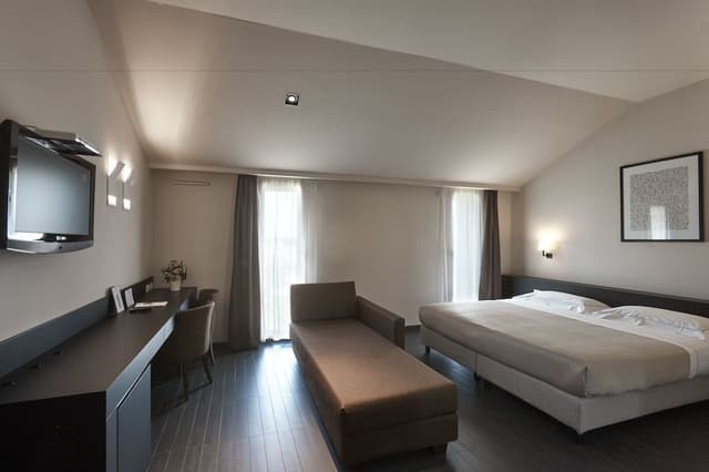 Family Room, Connecting Rooms