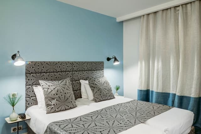 Standard Room with Twin Beds, Includes soft minibar, courtesy tray, Chromecast, digital press