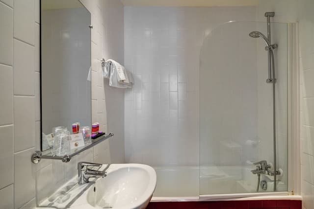 Standard Room with Twin Beds, Includes soft minibar, courtesy tray, Chromecast, digital press