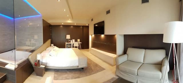 Suite, Hot Tub