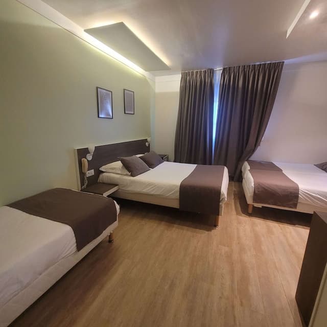 Room, Multiple Beds