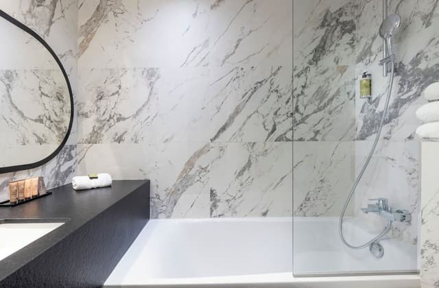 Superior Room, Bathtub