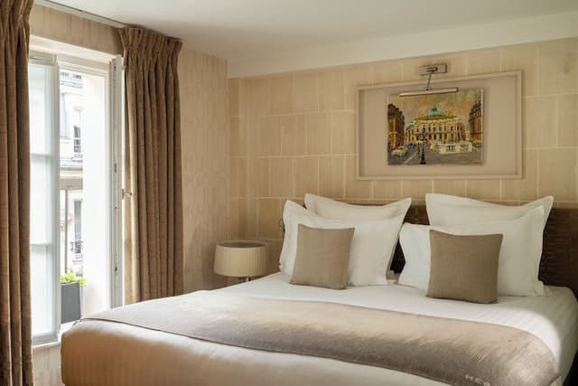 Deluxe Suite (Parisienne)