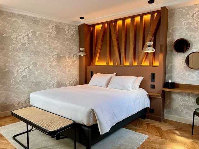 Suite, 1 Queen Bed, City View
