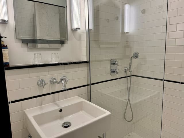 Suite, 1 Queen Bed, City View