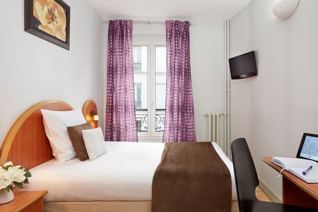 Single Room, Private Bathroom