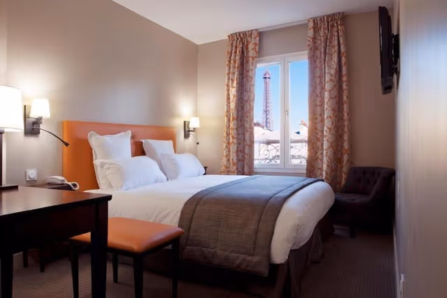 Double Room, nice Eiffel Tower view