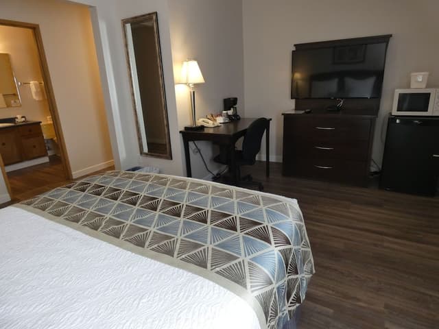 Standard, 1 Queen Bed (Pet Friendly)