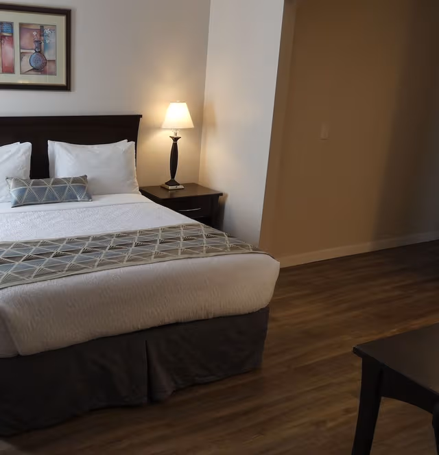 Standard, 1 Queen Bed (Pet Friendly)