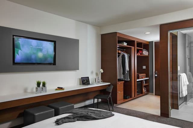 Room, 1 King Bed, City View (Upper Floor)