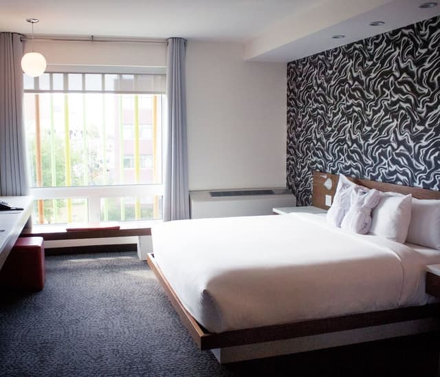 Room, 1 King Bed, City View (Upper Floor)
