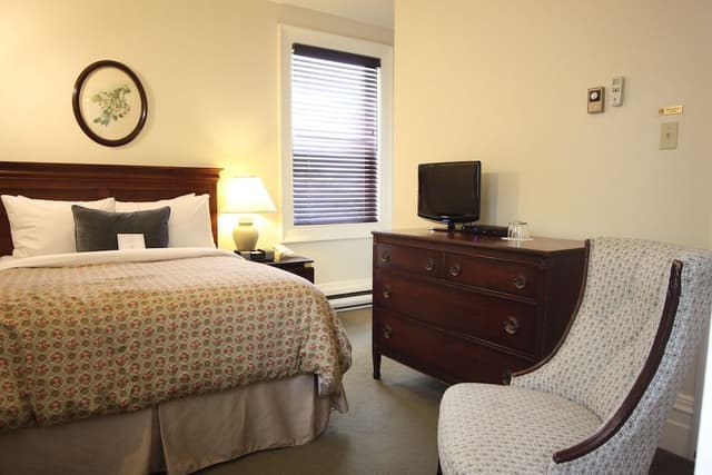 Petite Room – One Double Bed