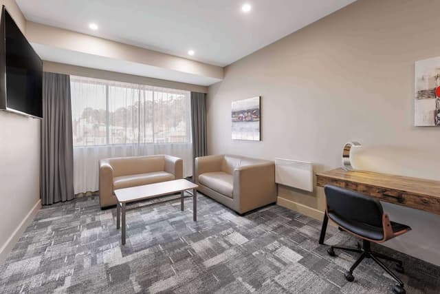 Executive Suite, 1 King Bed, Non Smoking, Jetted Tub