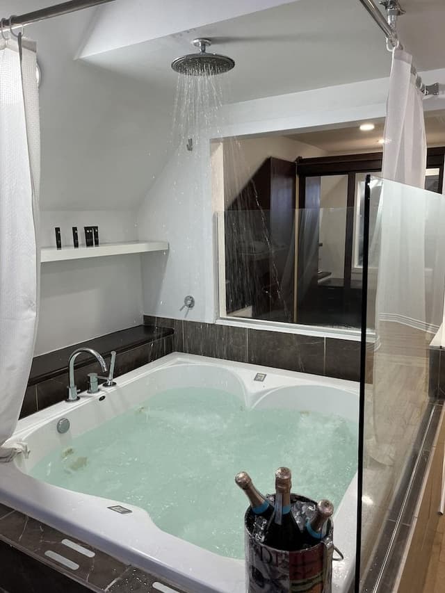 Presidential Suite (Sam Wimisner)