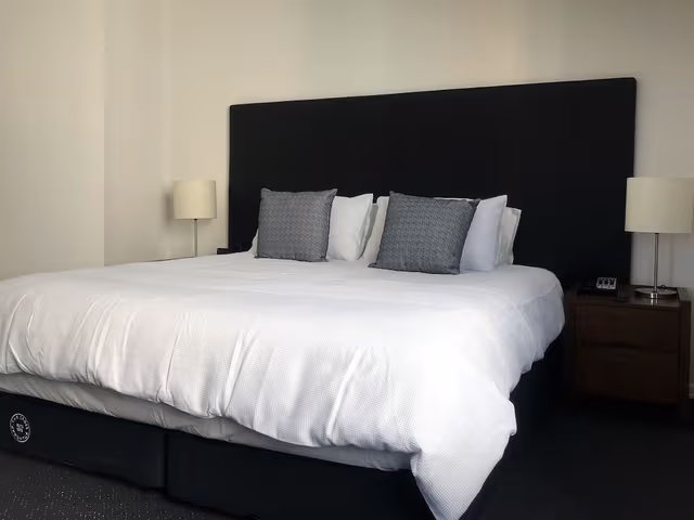 Deluxe Studio, 1 King Bed, City View