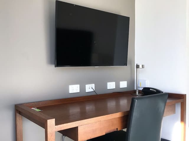 Deluxe Studio, 1 King Bed, City View