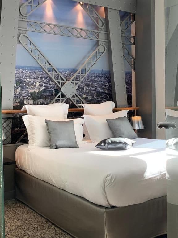 Tour Eiffel Room with Bathtub
