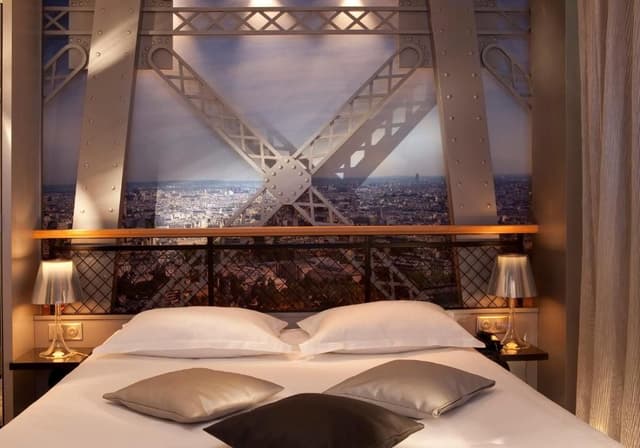 Tour Eiffel Room with Bathtub