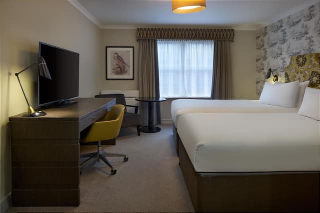 TWIN ROOM