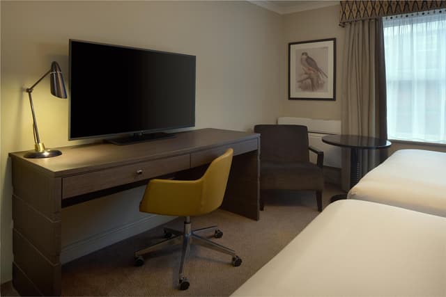 TWIN ROOM