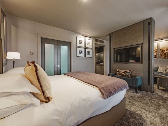 Deluxe Suite