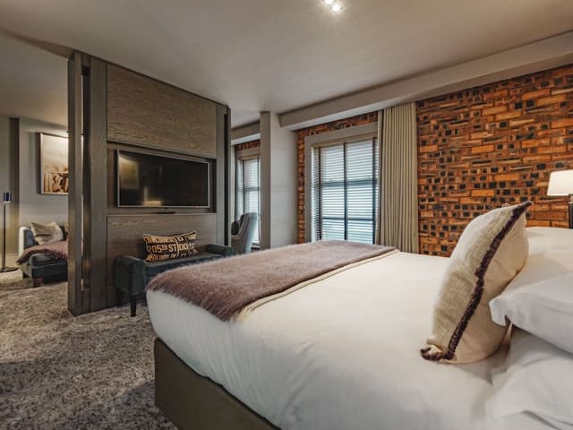 Deluxe Suite