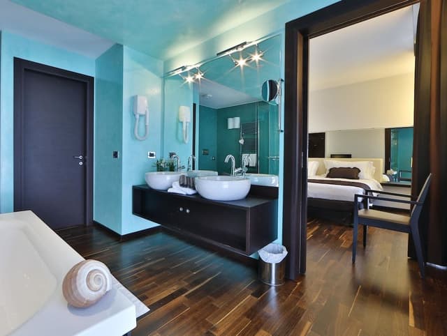 Suite, 1 King Bed, Balcony
