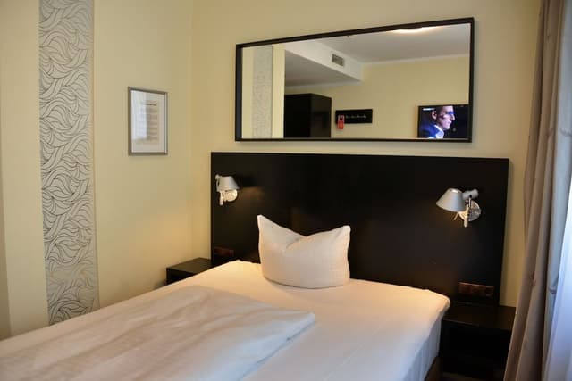 Standard Room, 1 Queen Bed