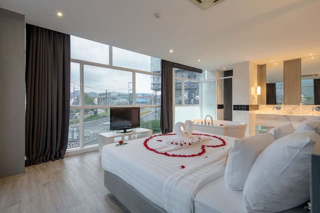 Honeymoon Suite with Balcony