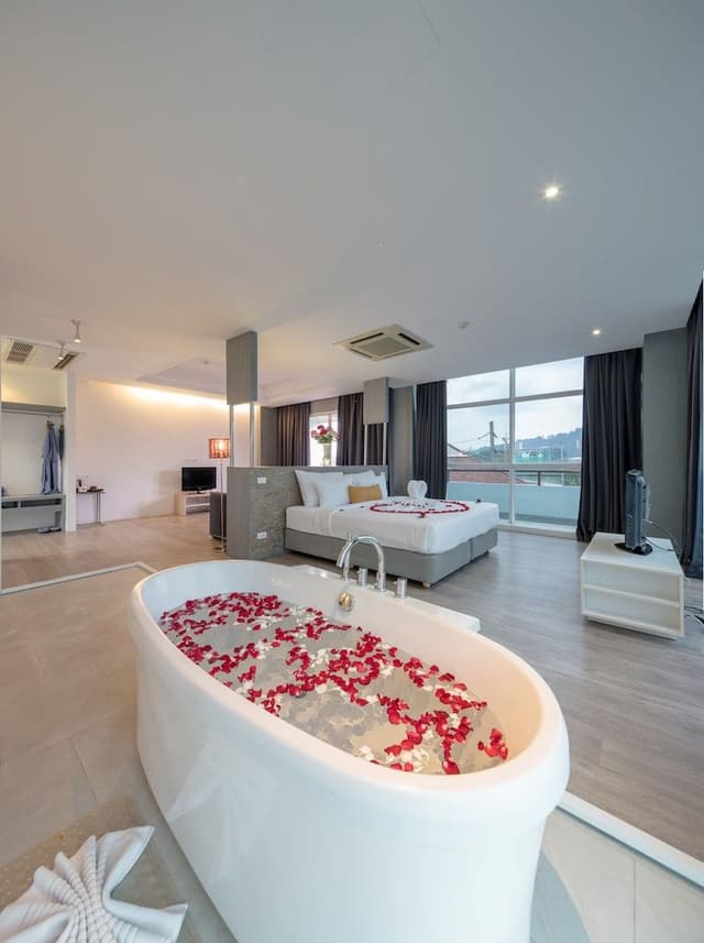 Honeymoon Suite with Balcony