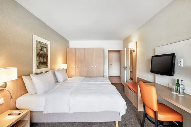Suite, Lake View