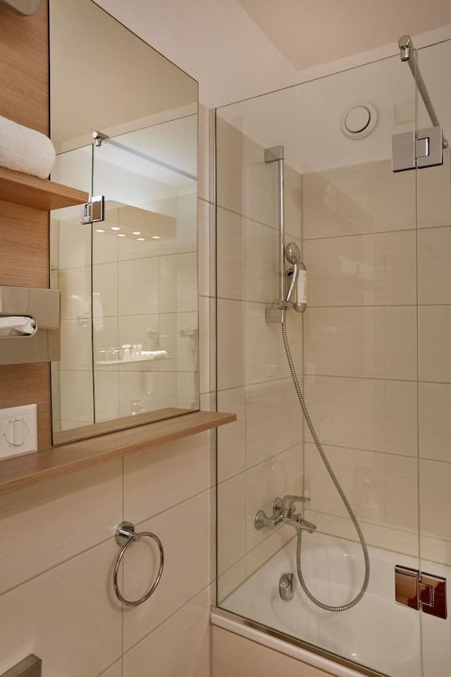 Suite, Lake View