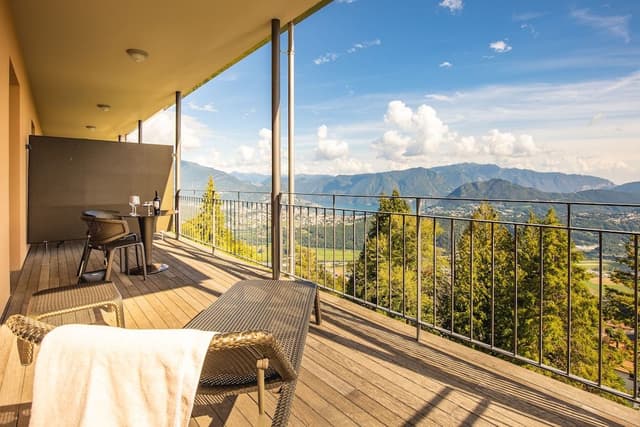 Panoramic Studio Suite, Lake View