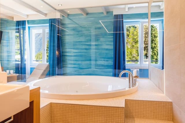 Deluxe Studio Suite, Jetted Tub