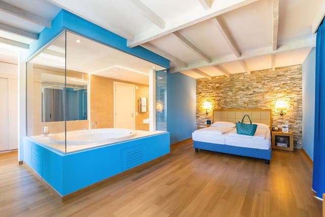 Deluxe Studio Suite, Jetted Tub