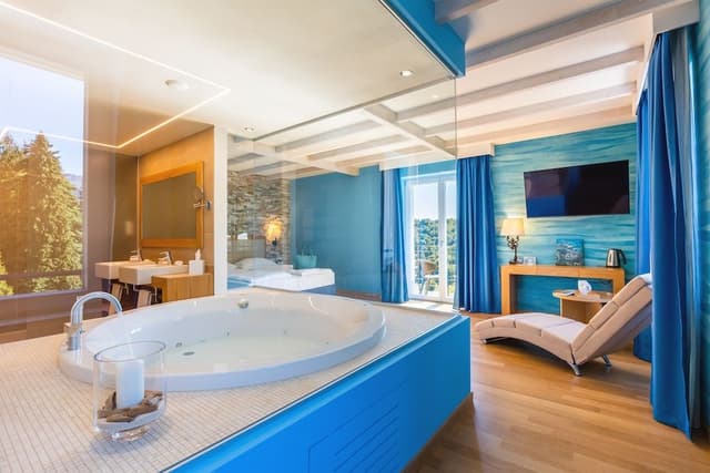 Deluxe Studio Suite, Jetted Tub