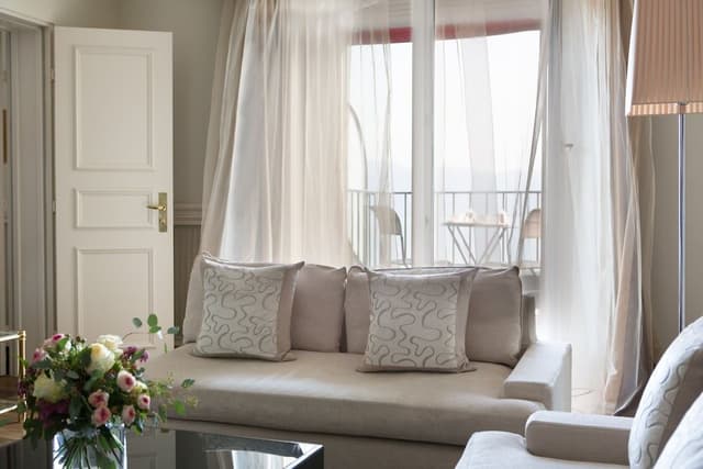 Suite (Lake)