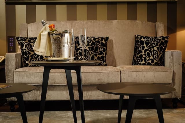Suite (Lake)