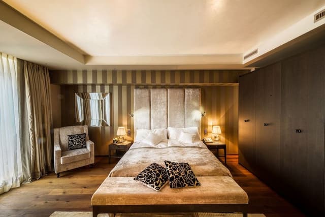 Suite (Lake)