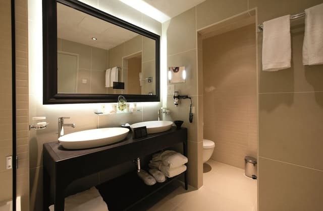 Suite (Lake)