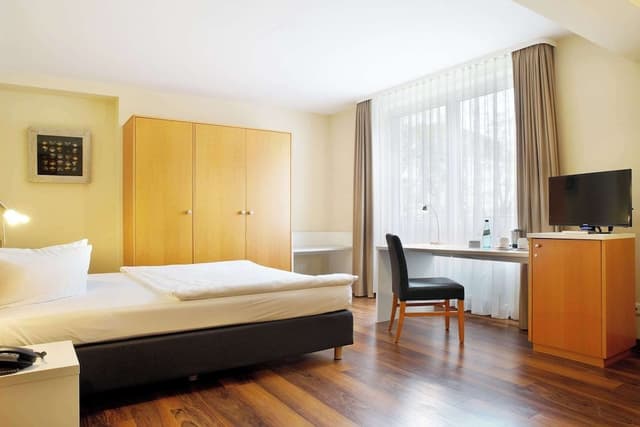 Business Room, 1 Queen Bed (Quiet Location)
