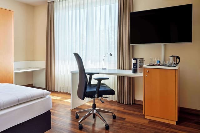 Business Room, 1 Queen Bed (Quiet Location)