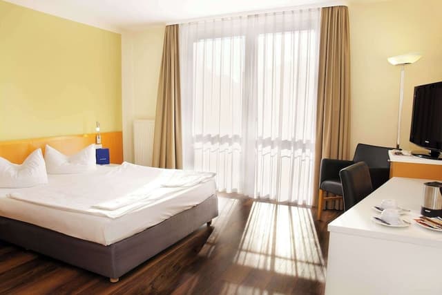 Business Room, 1 Queen Bed (Quiet Location)