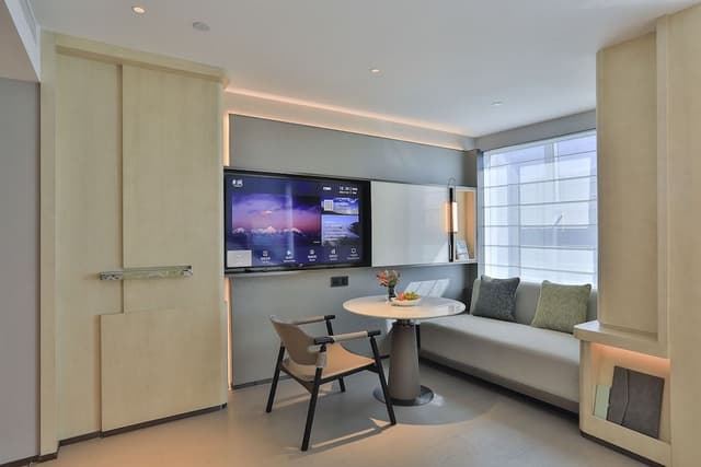 Hill Deluxe King Room