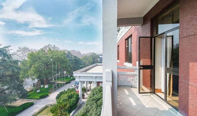 West Wing Horizon Lakeside Gardenview King