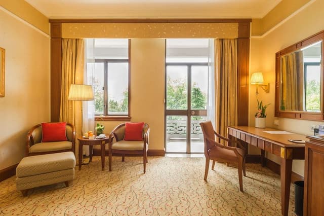 West Wing Lakeside Gardenview Twin