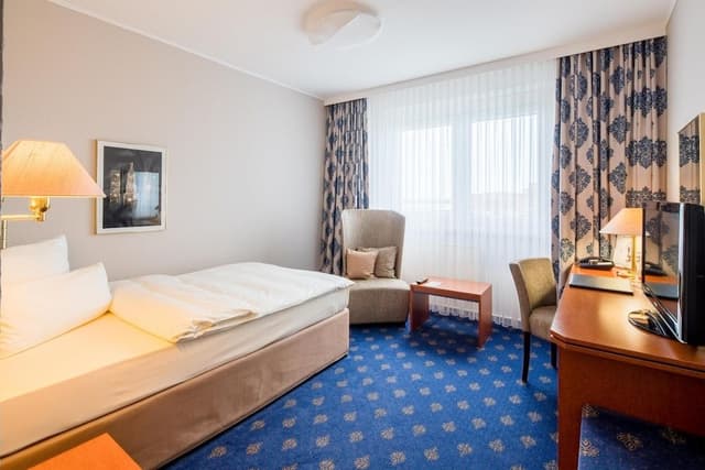 Standard Room, 1 Queen Bed (Shower Only)